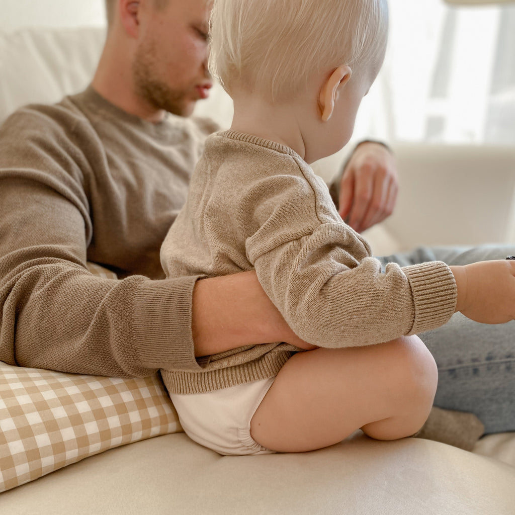 Bebé de Judes en el sofá con papá