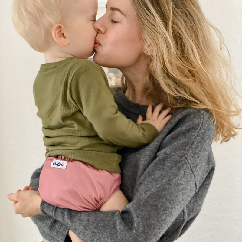 Judes Baby auf Mamas Arm Beetrot Stoffwindel Hautpflege bei Babys