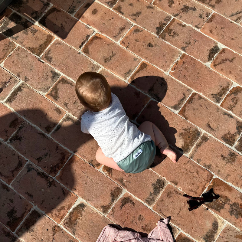 Judes Baby draußen Steinboden Fliesen Windel über oder unter Nabel