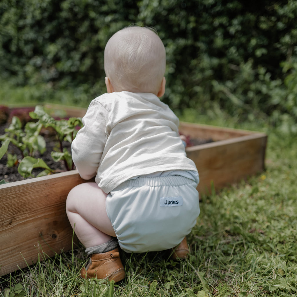 Judes couches lavables bébé dans le jardin