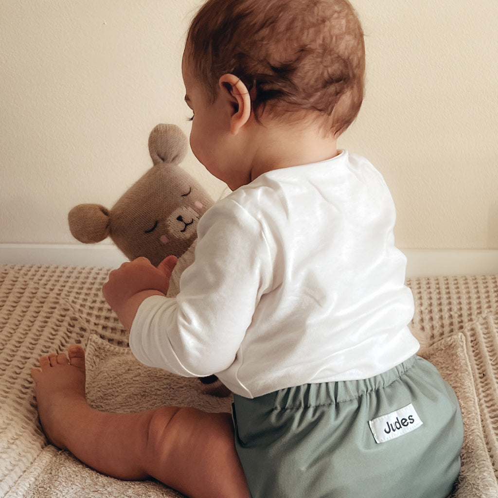 Judes bébé avec un ours en peluche en couche lavable sans tests sur les animaux