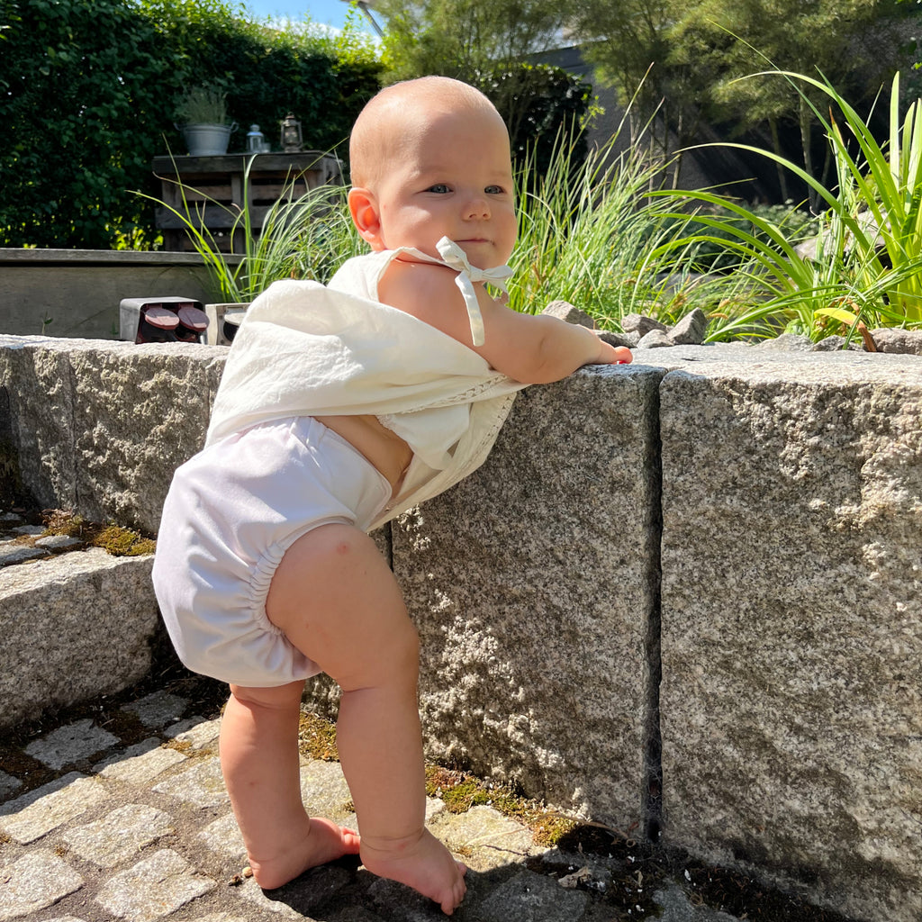 Judes Baby im Garten Sonnenschein Stoffwindelsysteme, Stoffwindelpflege