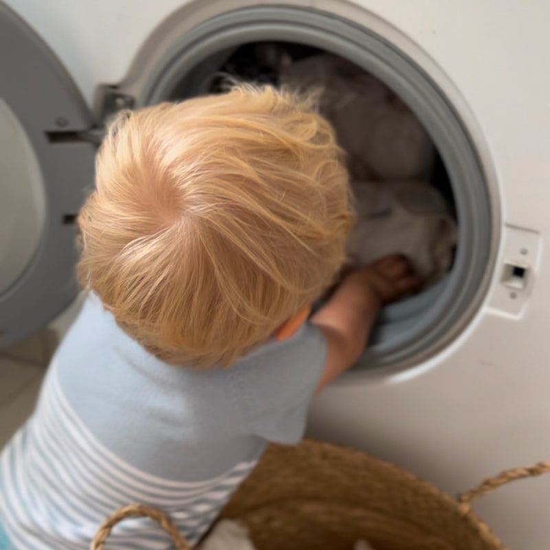 Judes Baby räumt Waschmaschine ein Stoffwindeln Säuglinge