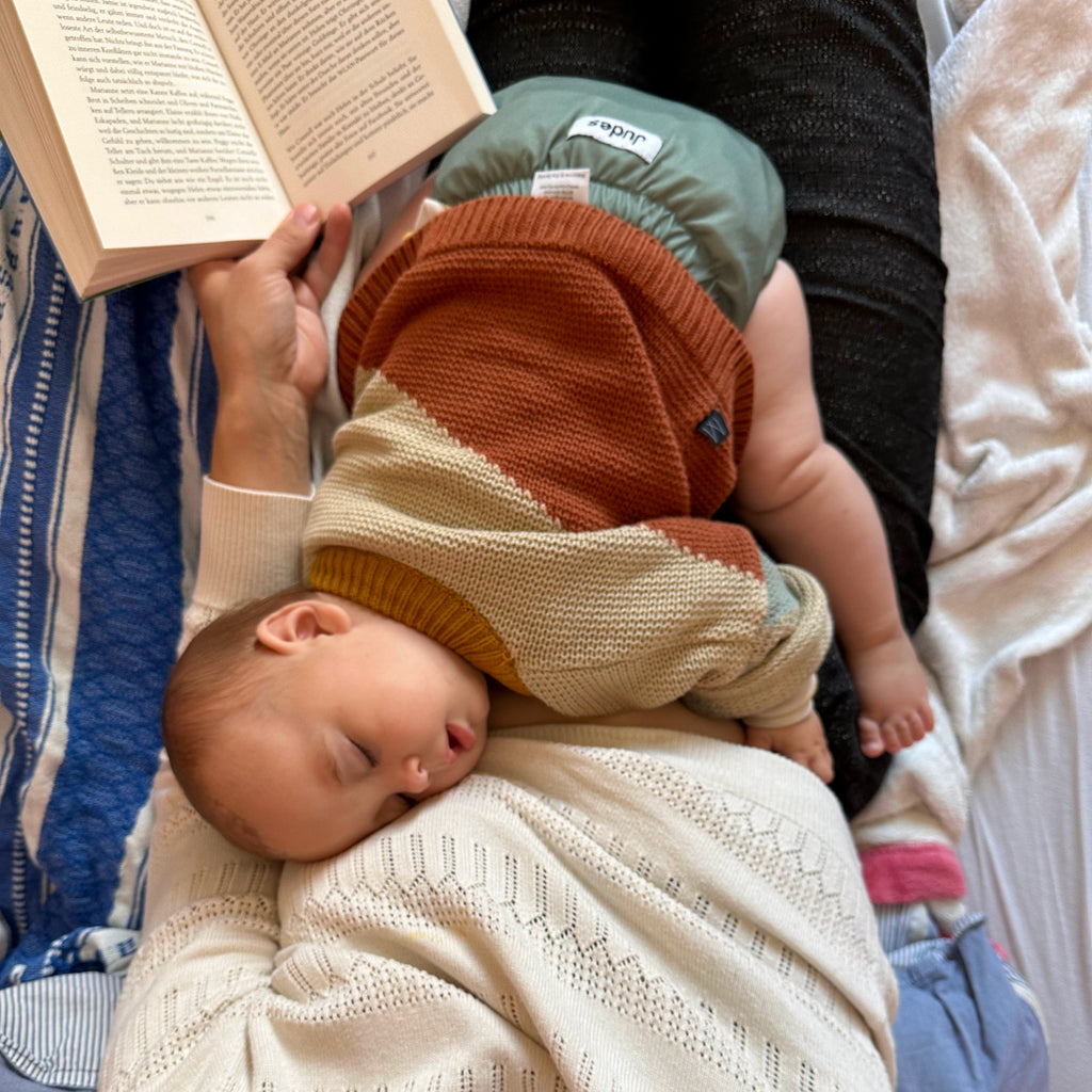 Judes Baby schläft auf Schoß Mama liest neugeborenes schläft nachts nicht