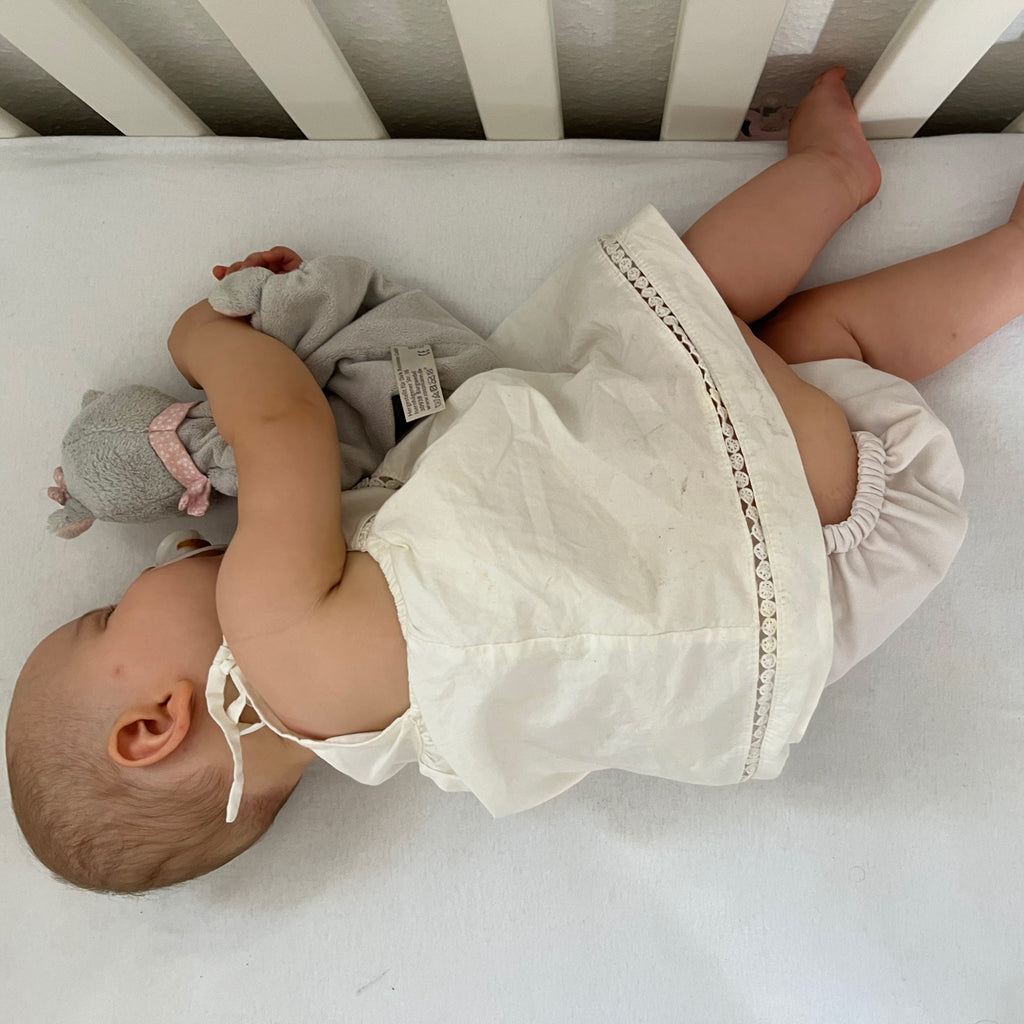 Judes Baby sleeps in crib, diaper always slipping