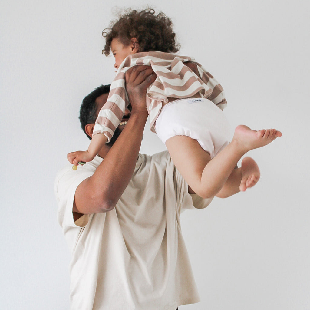 Judes pañal de tela papá lanzando bebé al aire lavado del pañal