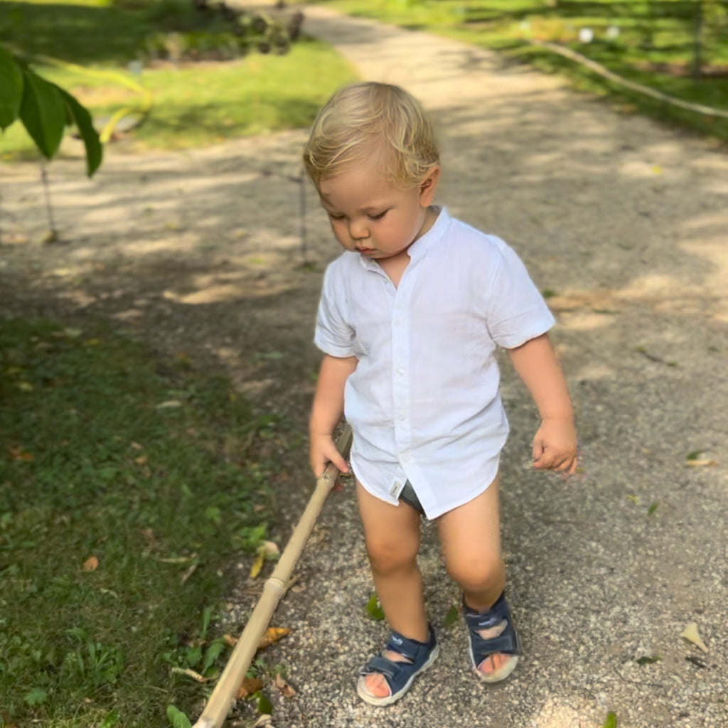 Judes Toddler fuera en el parque crianza consciente, educación ecológica