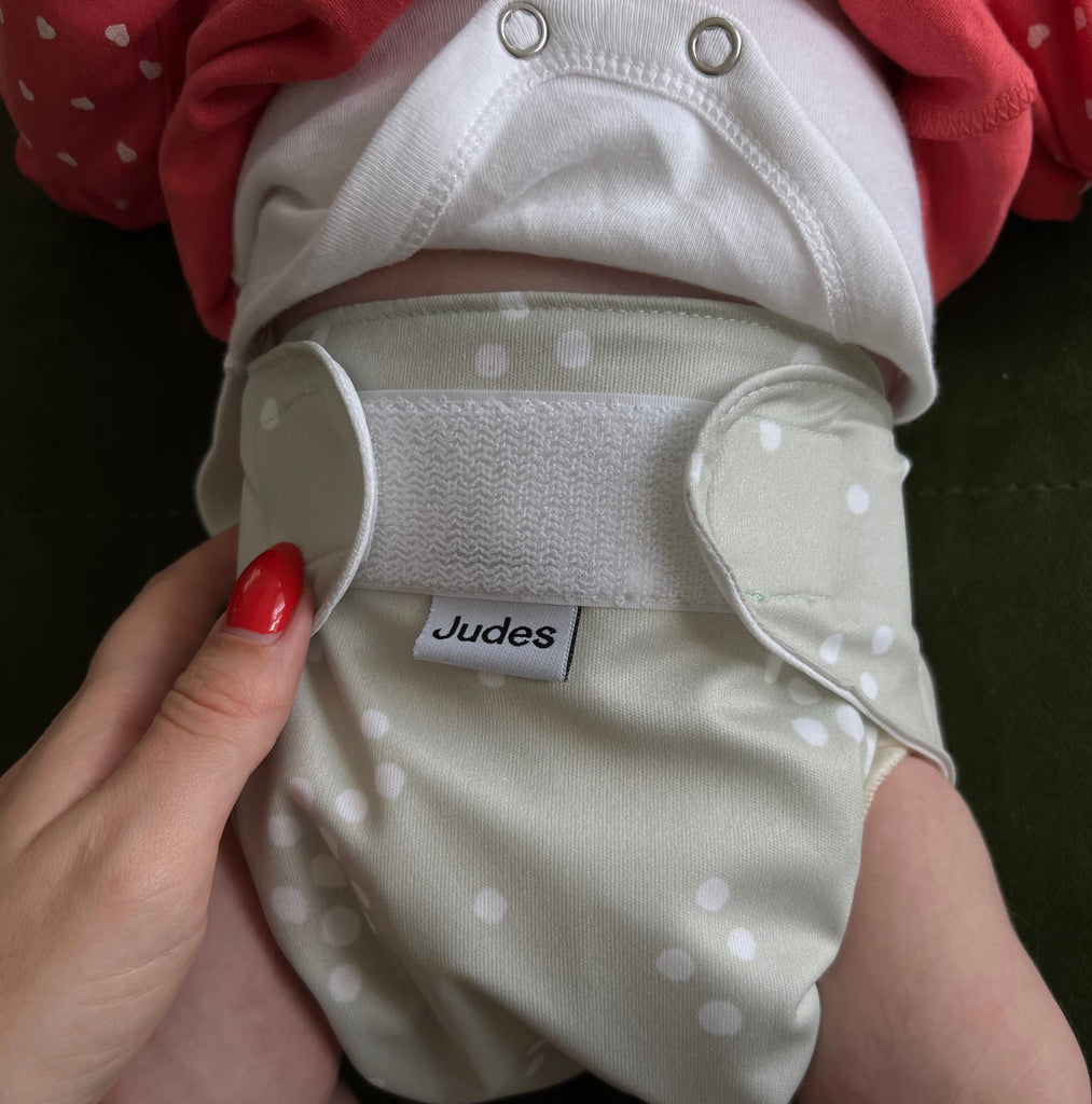 Judes Stoffwindeln Entwicklung Stuhlgang Muttermilchstuhl Baby beim Wickeln