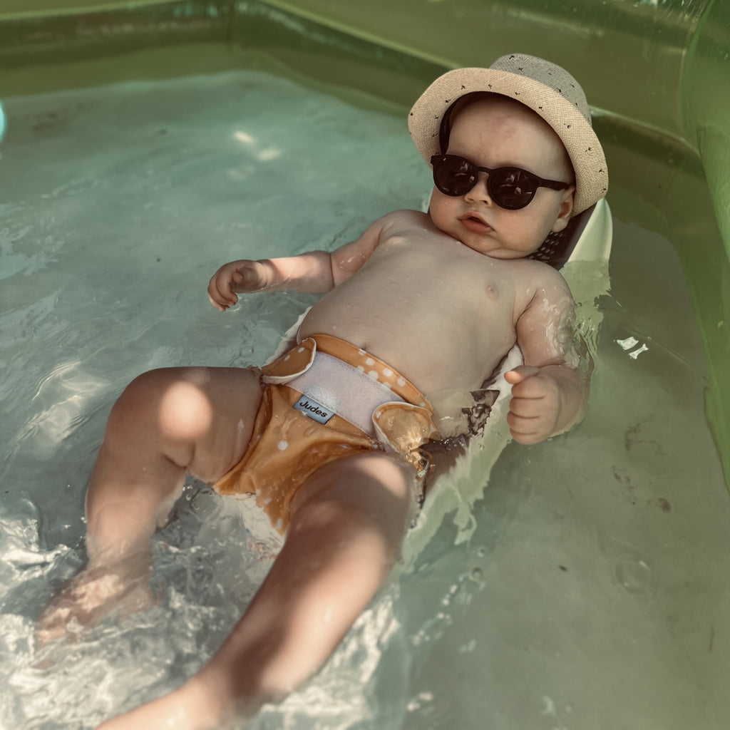 Judes Baby im Pool Sonnenbrille cool Nachhaltige Windeln für den Sommer