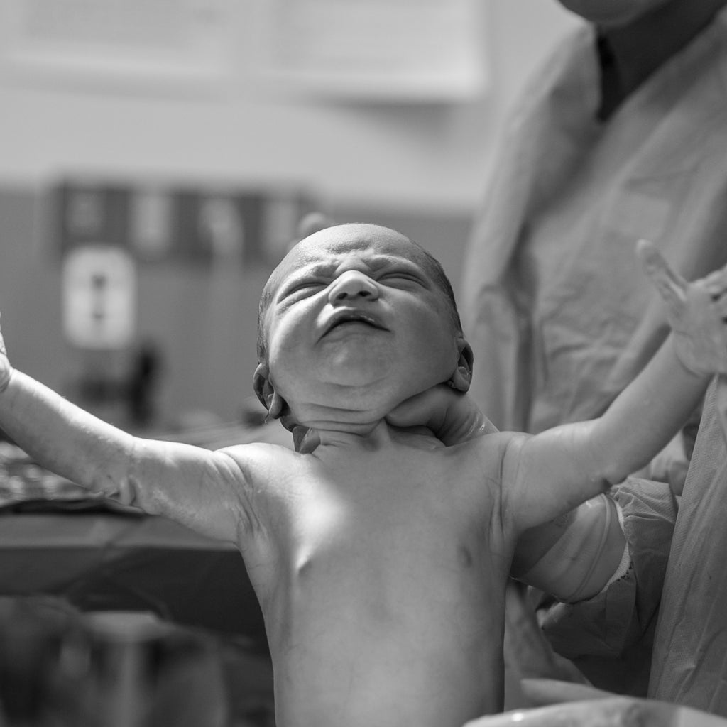 Judes bebé desnudo en blanco y negro Parto Autodeterminado