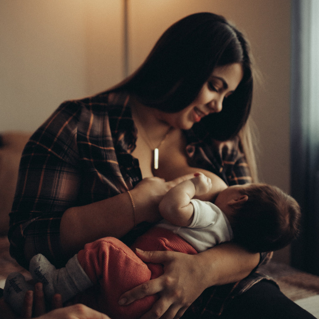 Judes Mama stillt Baby gedimmtes Licht Intuitives Stillen - Einführung ohne Druck