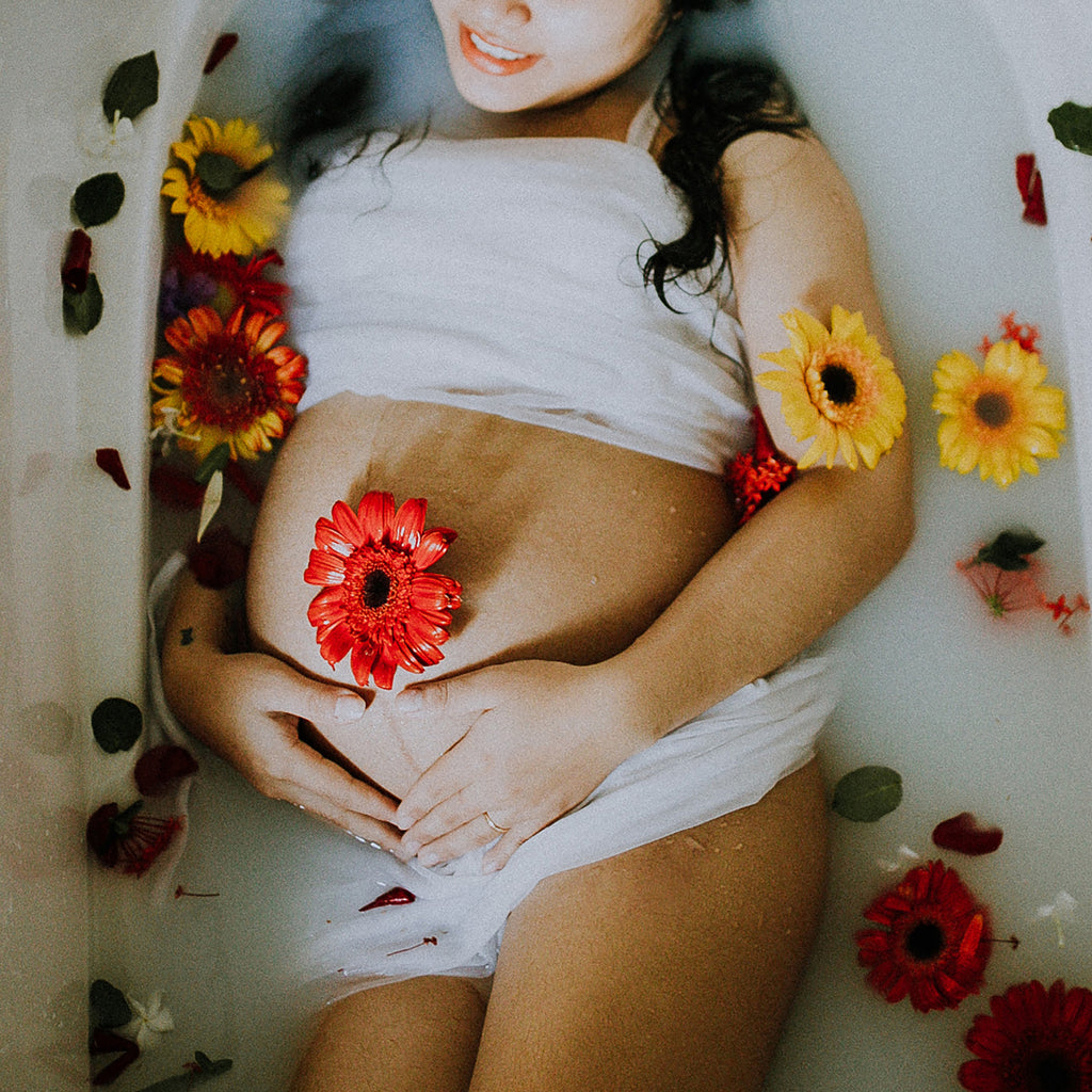 Judes schwangere in Badewanne Blumen Achtsamkeit Schwangerschaft, Entspannungstechniken für Schwangere