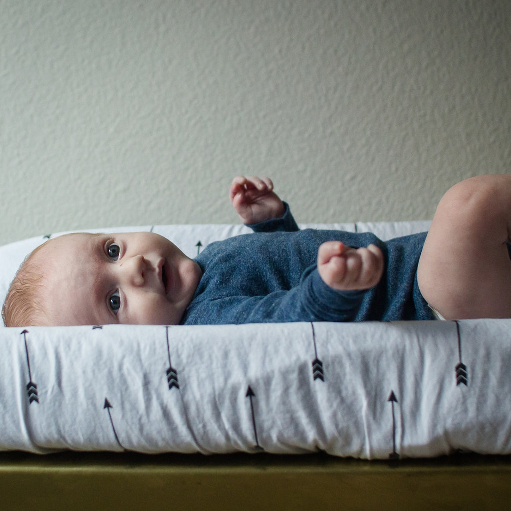 Judes Il bambino si dimena sul tavolo per il cambio.