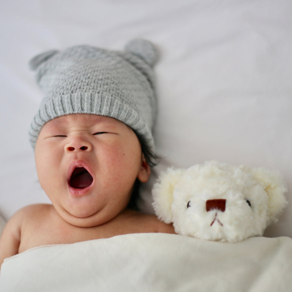 Judes bebé durmiendo oso de peluche lindo gorrito bostezando