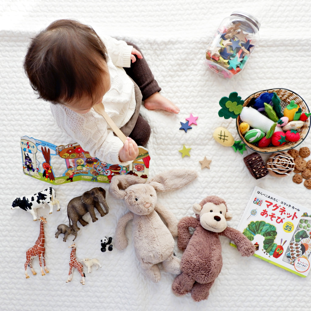 Judes couches lavables bébé joue avec de nombreux jouets colorés