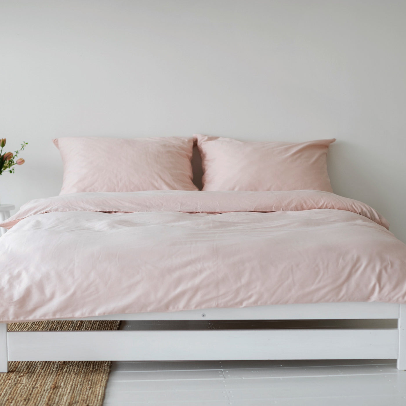 Soft pink satin sheets made of organic cotton