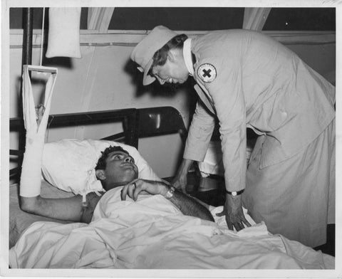 Eleanor Roosevelt visits a wounded soldier