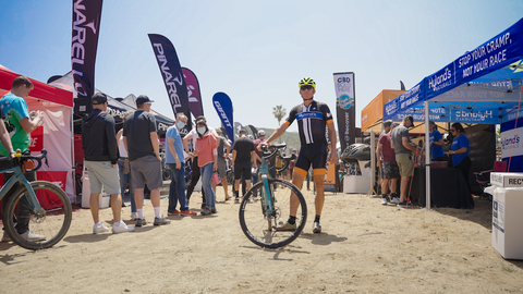 Paul Thomas de l'équipe Hylands à côté de son vélo de gravier lors de la Belgian Waffle Ride.