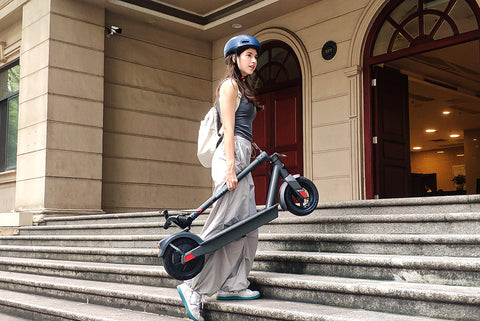Xander Max electric scooter can be folded, saving storage space