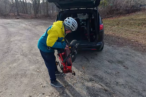 Steve, a 70-year-old rider, had no trouble lifting up Hovsco HovBeta ebike