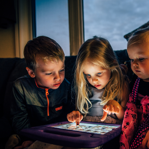Enfants regardant une tablette