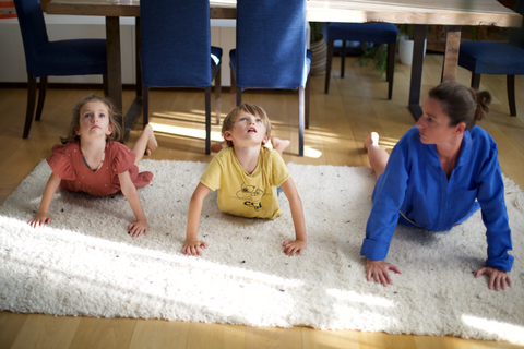 Maman pratiquant le yoga avec ses enfants