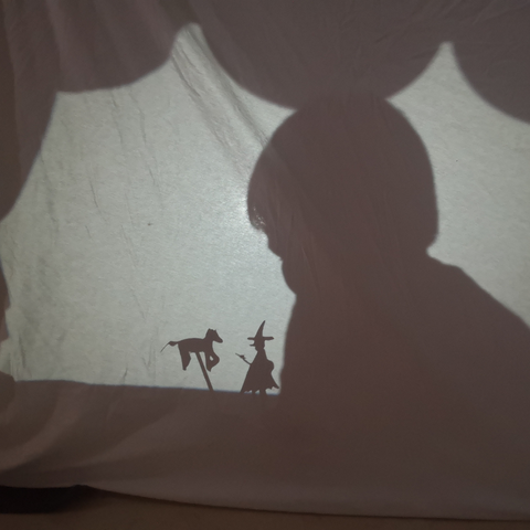 Enfant jouant au théâtre d'ombres