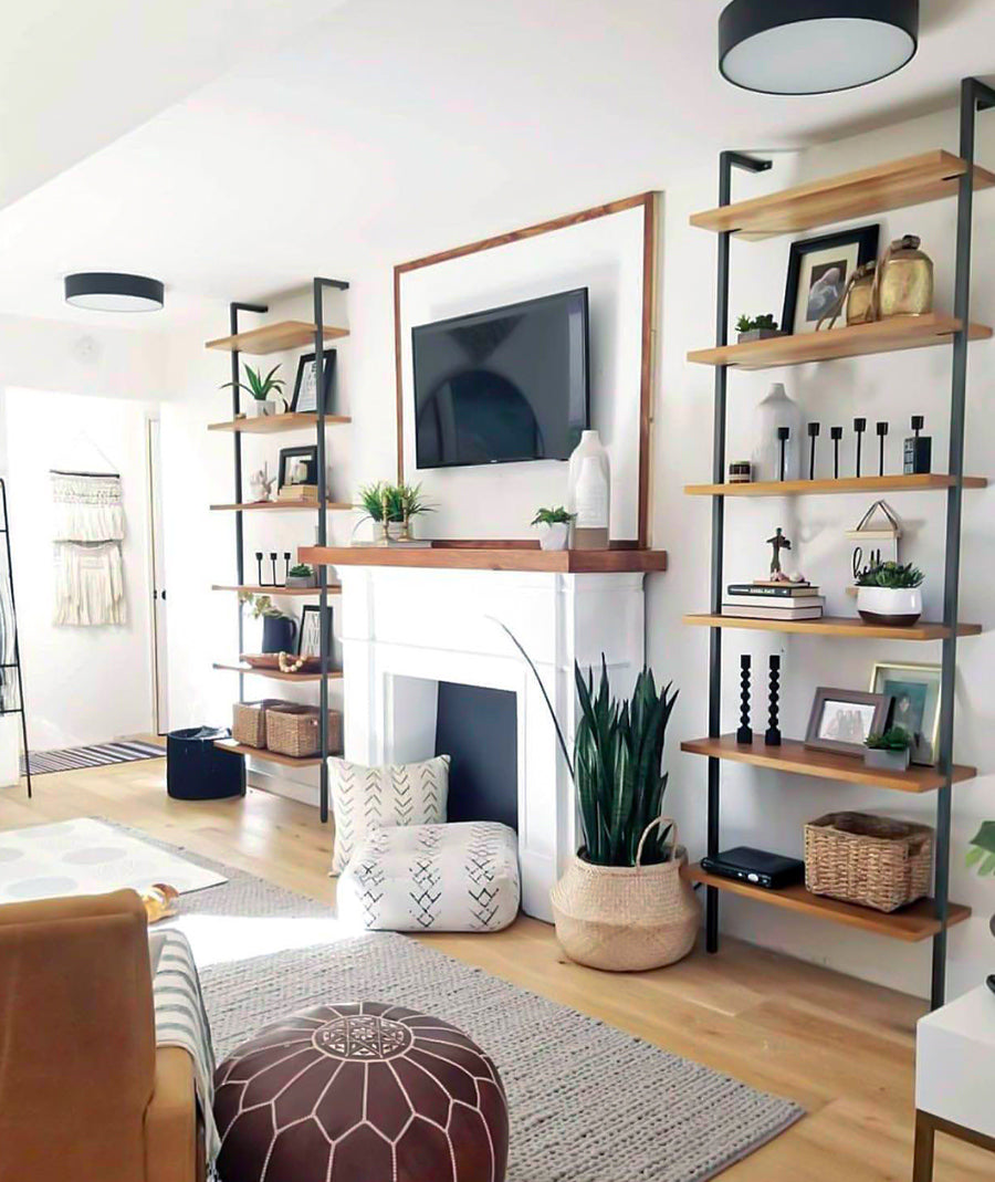 étagère en bois dans un salon bohème chic