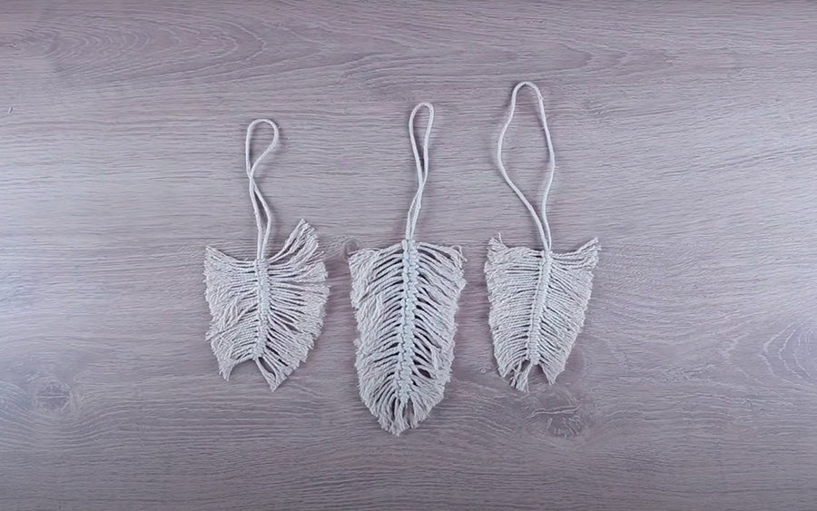 trois plumes de macramé terminées