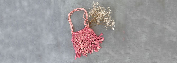 sac à main rose en macramé