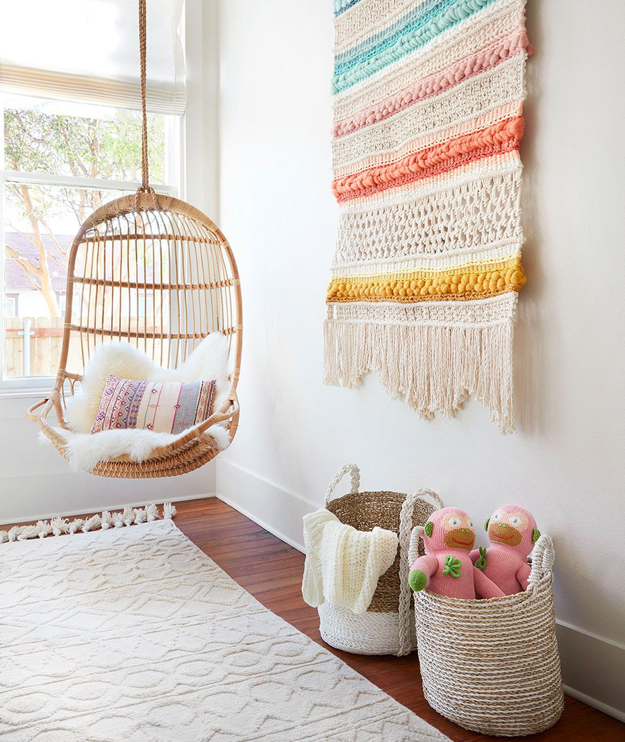 tapis en macramé dans une chambre bohème de fille