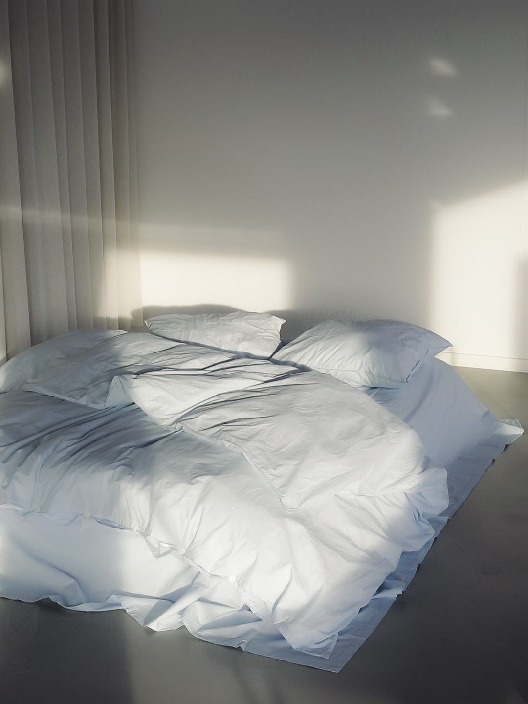 Se DAWN - Percale sengetøj - Arctic Blue - 140x220 cm - 100% økologisk bomuld - Lyseblåt hos Dawndesigns.dk