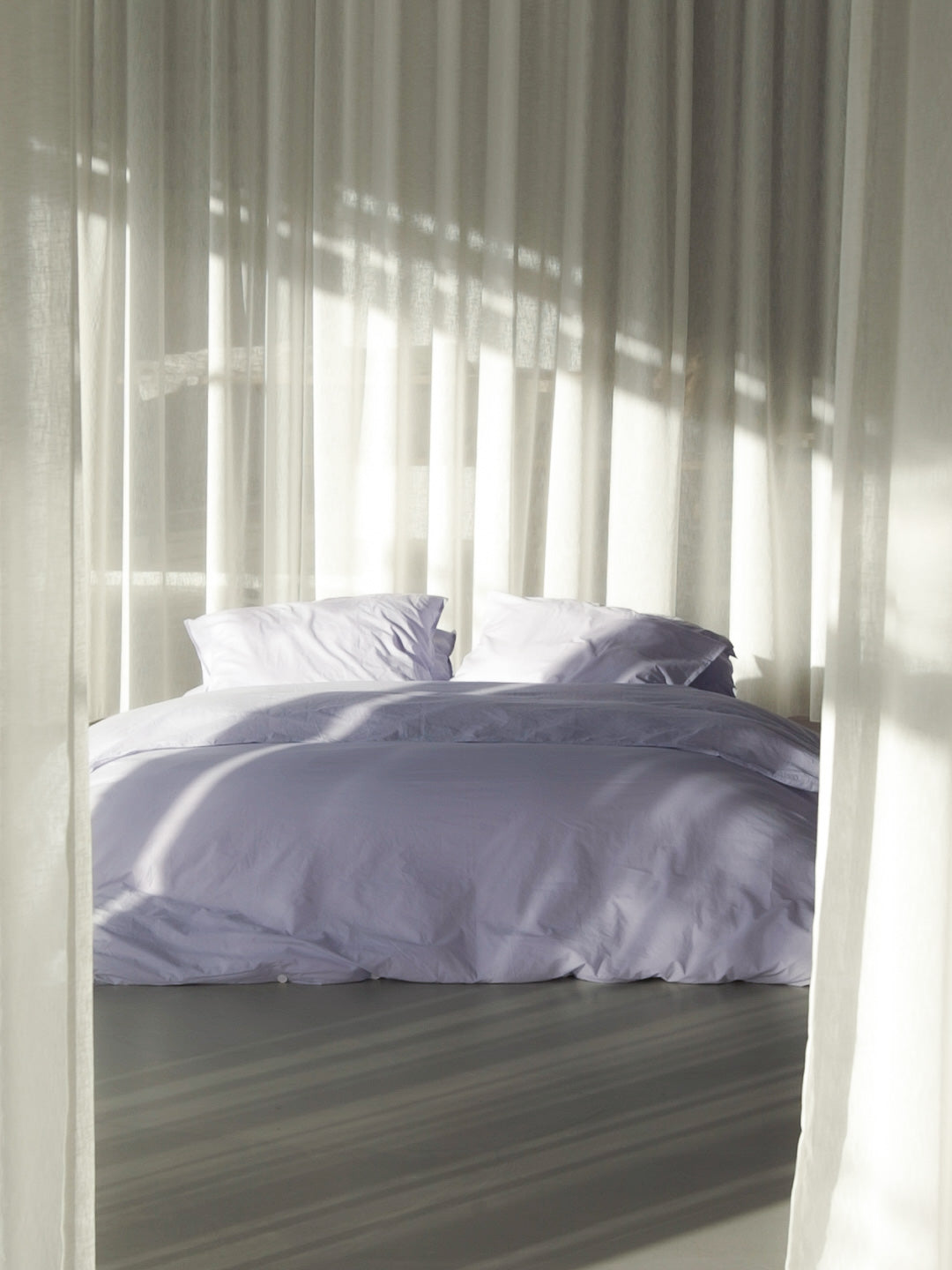 Se DAWN - Percale sengetøj - Lavender Mist - 240x220 cm - 100% økologisk bomuld - Lavendel hos Dawndesigns.dk