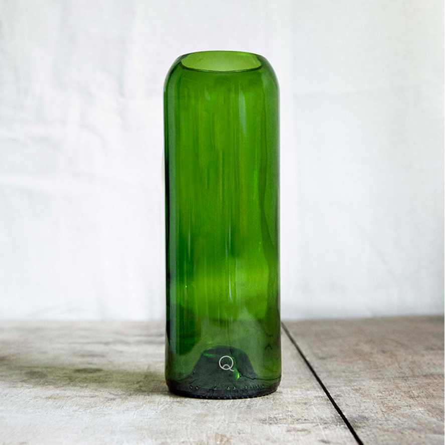 Vase vert Q de bouteille