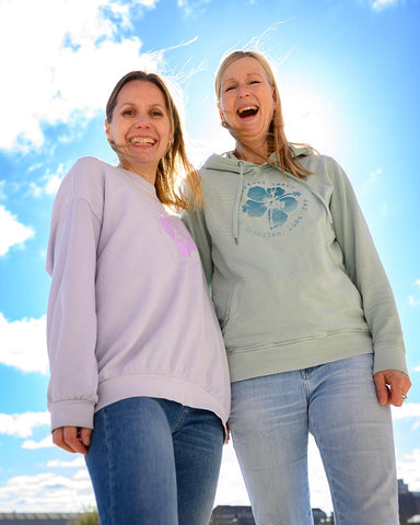 lachende Mädels beim Fotoshooting unter blauem Himmel