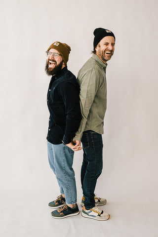 Zwei Männer posieren Rücken an Rücken beim Fotoshooting