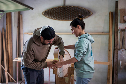 Ein Eco Surfboard aus Holz und Kork