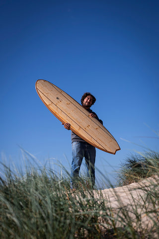Tomás und sein neues Surfboard
