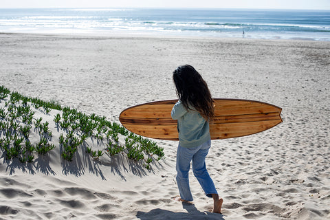 Janna und ihr neues Surfboard