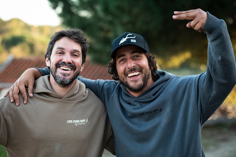 Tomás und Rodrigo bauen ein Surfboard