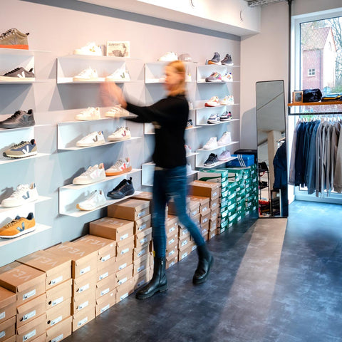 Sneakerwand im Zurfday Concept Store