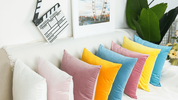 weiße Samtkissen auf Couch mit anderen Farben
