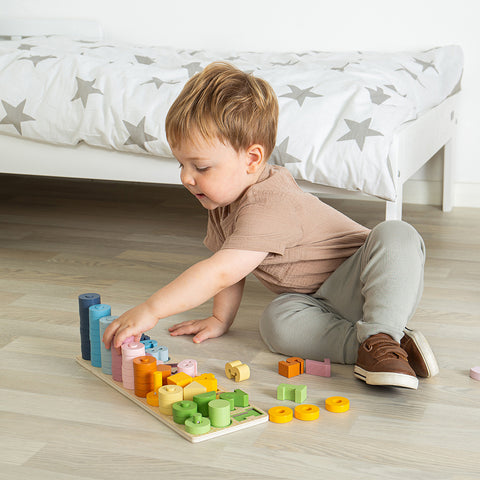 Toddler playing with wooden 1-10 number puzzle