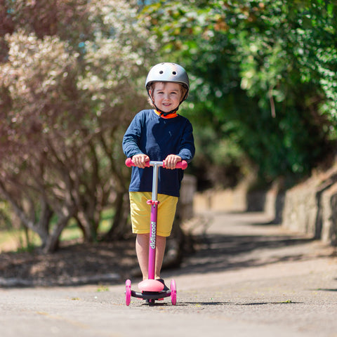 Ride on toys: Boy riding on Didiscoot kids scooter