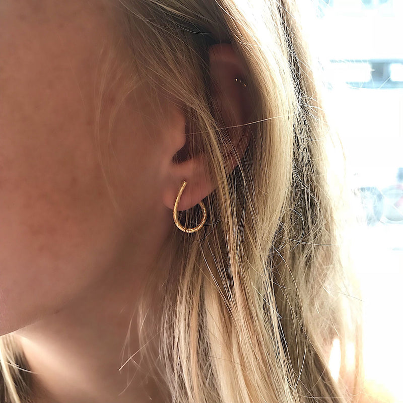 Lege med Fiasko golf Dulong Fine Jewelry Small Kharisma earrings Gold | Hoop Gold – The  Jewellery Room