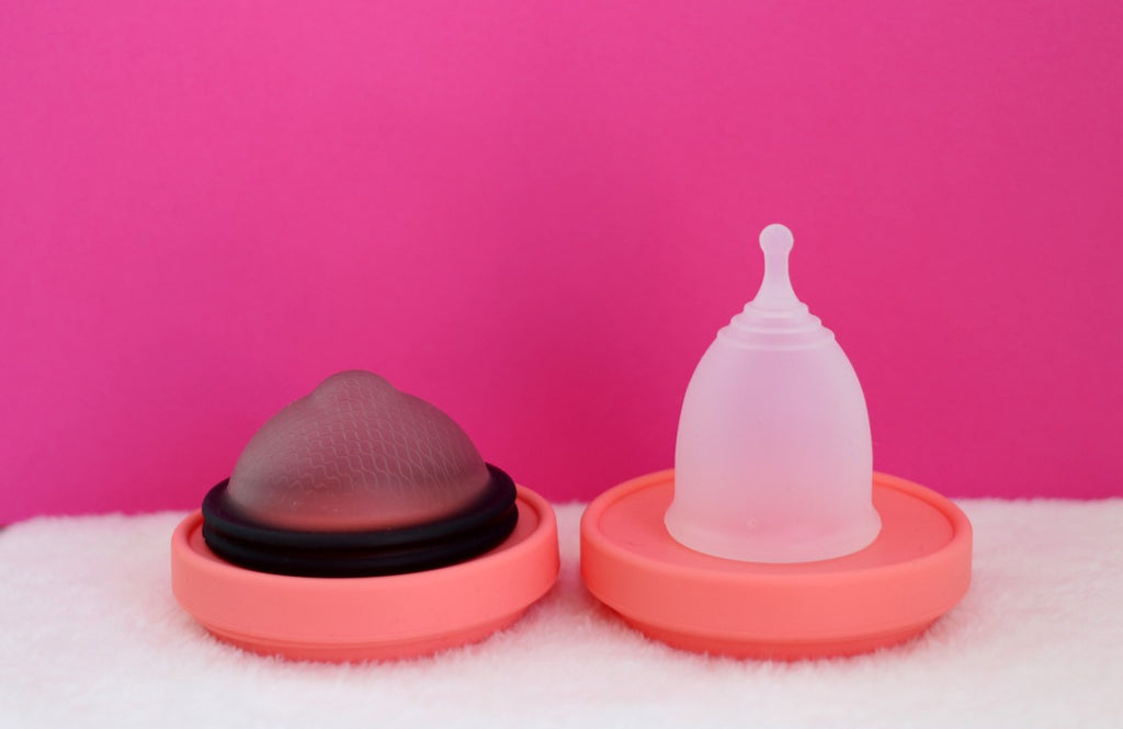 Disque menstruel disc'oh noir et coupe menstruelle cup'oh posés à plat