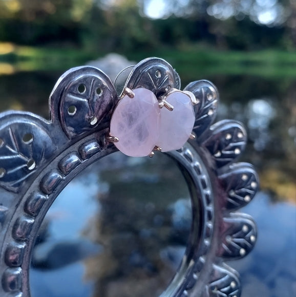 Lovely rose quartz golden framed studs✨️💗🧚♀️