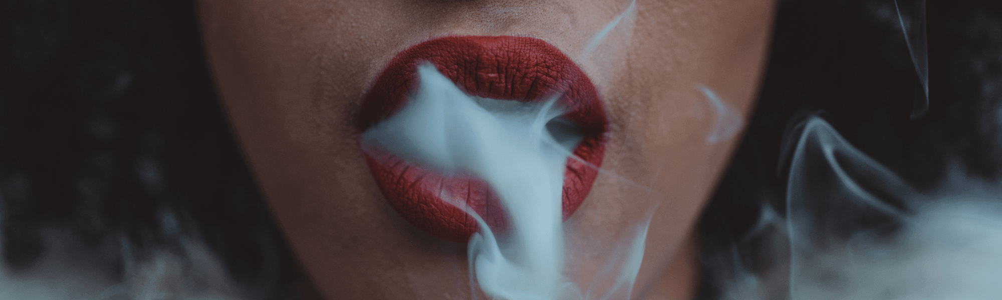 Mund mit rotem Lippenstift der rauch ausatmet