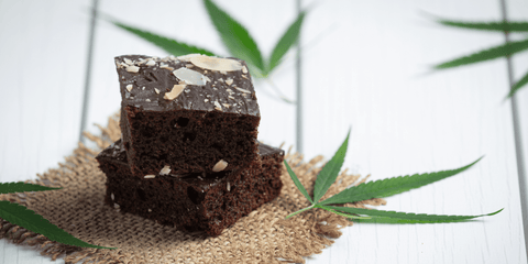 Brownies mit Hanfblättern drum rum