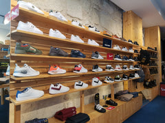 Interior de la tienda Saga Retail Store en Rua Costa Cabral nº47, Oporto, Portugal. Interior, Zona de calzado.
